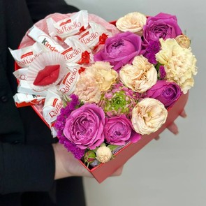 Цветы и  конфеты в коробке сердце