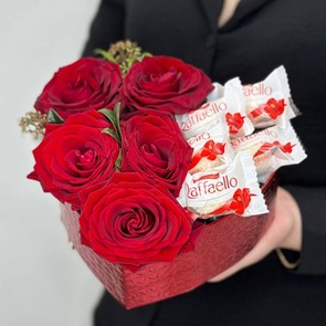 Красные розы с конфетами в коробке-сердце